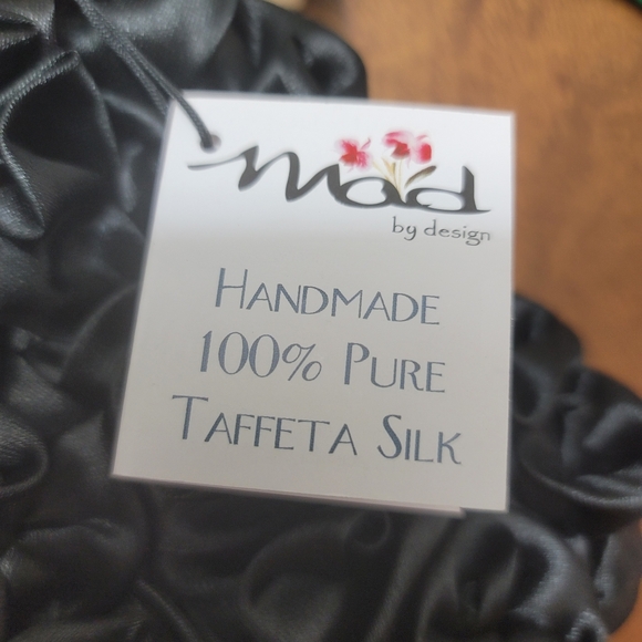 NWT.  Mod by Design. 100% Silk Handbag.  (778) - Picture 2 of 12